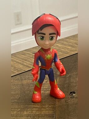 Marvel Spidey and His Amazing Friends Hero Reveal Spidey 4" Figure